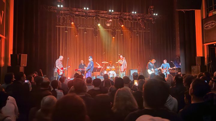 Scott McCaughey joined the band onstage for several songs.